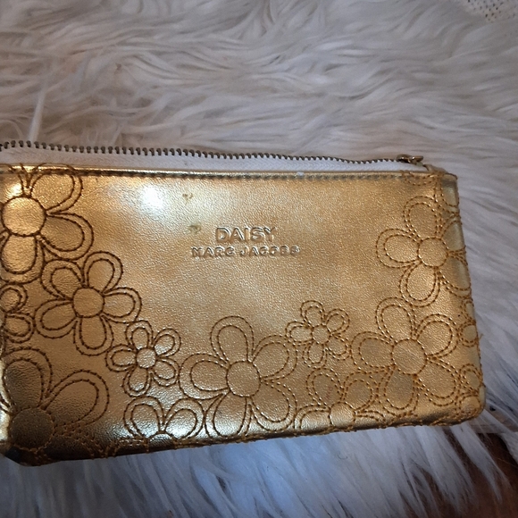 Daisy By Marc Jacobs Golden Wristlet - Picture 3 of 9